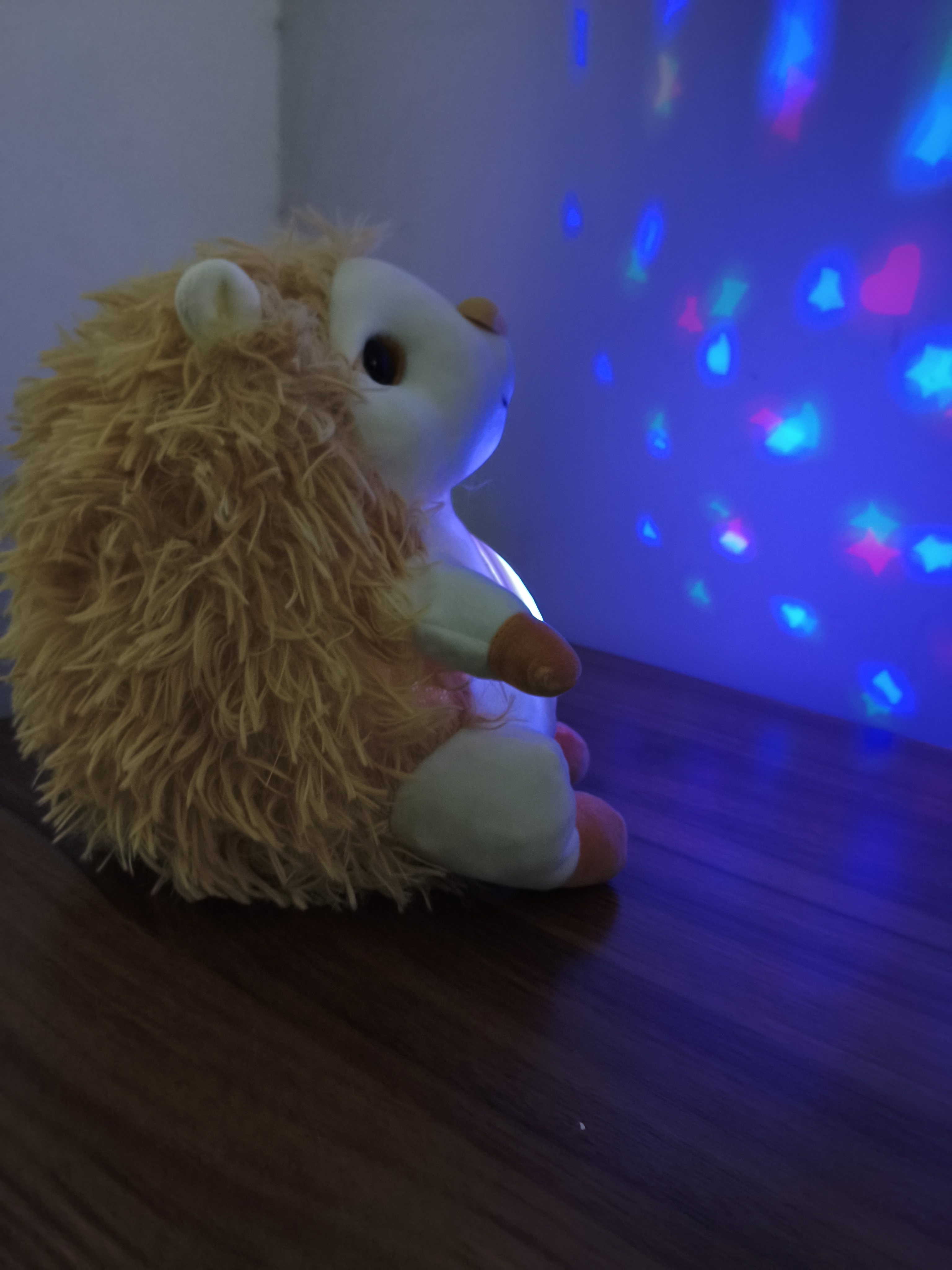 عروسک  پرژکتوری شب خواب و لالایی گو با قابلیت تقلید صدا و پخش موسیقی نرم و گوگولی ارسال فوری در جشنواره تا 30 مهر پنجاه درصد تخفیف