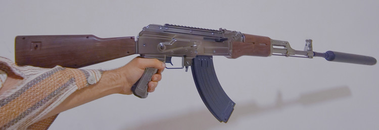 تفنگ تیر ژله ای رگباری دوربین دار شارژیAk47 کلاشینکف اندازه واقعی یک الی یک مترو سی و پنج سانتی متر با باتری 7.4 ولت شارژی ساده و دود زا ارسال فوری