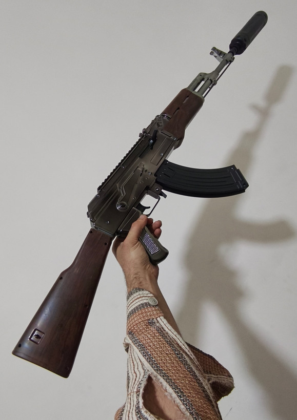 تفنگ تیر ژله ای رگباری دوربین دار شارژیAk47 کلاشینکف اندازه واقعی یک الی یک مترو سی و پنج سانتی متر با باتری 7.4 ولت شارژی ساده و دود زا ارسال فوری