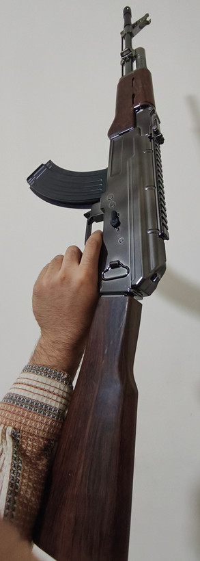 تفنگ تیر ژله ای رگباری دوربین دار شارژیAk47 کلاشینکف اندازه واقعی یک الی یک مترو سی و پنج سانتی متر با باتری 7.4 ولت شارژی ساده و دود زا ارسال فوری