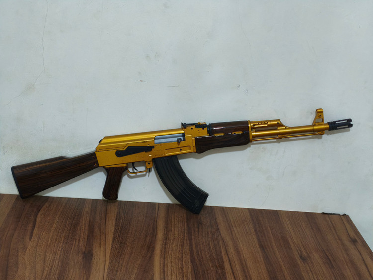تفنگ تیر ژله ای Ak47 کلاشینکف نیمه فلزی تیر رگباری تمام برقی اتوماتیک تک تیر خشاب برقی جهت کنترل و شلیک و اصابت دقیق بزرگ مطابق اندازه واقعی شارژی خشاب برقی پ در خشاب کیفیت بالا در بدنه ارسال فوری کیفیت بالا در ساخت فروش فوقالعاده در جشنواره فقط تا فردا